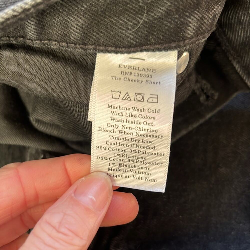Everlane "The Cheeky" short cut off denim shorts.. Button fly. Size 28 - Picture 3 of 5
